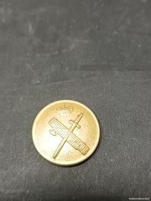 Military Antiques: Botón metálico del uniforme de la Guardia Civil española.. Leer descripción